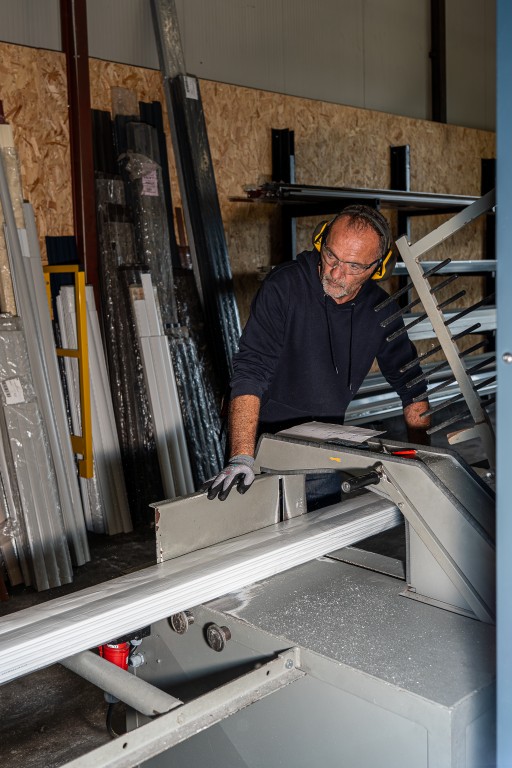 technicien en train de fabriquer une porte de garage dans les hautes pyrénées